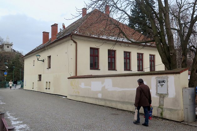 Dům hrůzy za poštou v Třebíči město opravovat nebude. Prodá ho v nynějším stavu