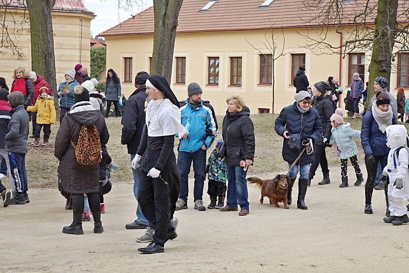 Závěr masopustního průvodu na Jemnickém zámku, kde pan farář za doprovodu masek a diváků pohřbil basu.