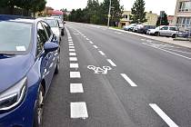 Piktogramové koridory a ochranné pruhy pro cyklisty momentálně matou řidiče a komplikují dopravu v Třebíči