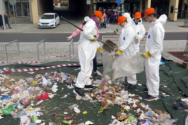 VIDEO: Třebíčské náměstí pokryly odpadky, město slavilo Den Země