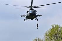 Vojáci předvedli slaňování z vrtulníku.