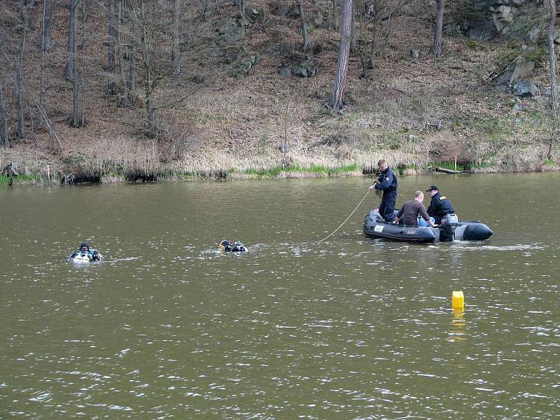 V pondělí krátce po poledni se podařilo jednomu z potápěčů narazit uprostřed rozlehlého rybníka na lidské tělo.