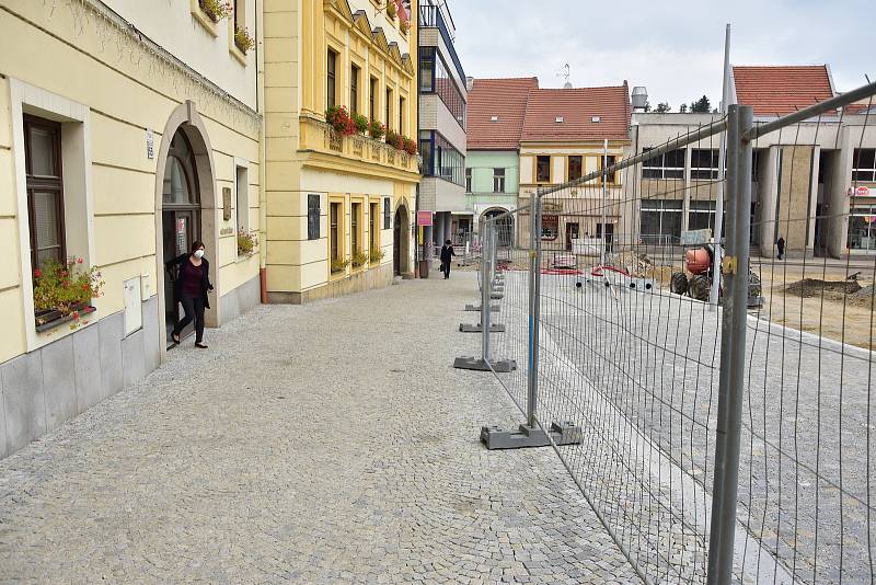 Revitalizace Karlova náměstí v Třebíči se přesunula na spodní stranu, na horní straně mezitím dláždí chodníky a cesty