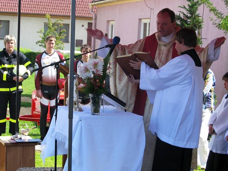 Mši svatou sloužil Martin Grones z Velkého Újezda, který během bohoslužby soše požehnal.