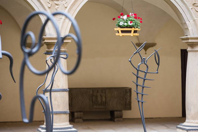 Léčba železem a ohněm. Výstava kovových objektů a skulptur uměleckého kováře Pavla Tasovského na obou nádvořích zámku a v zámeckém parku.