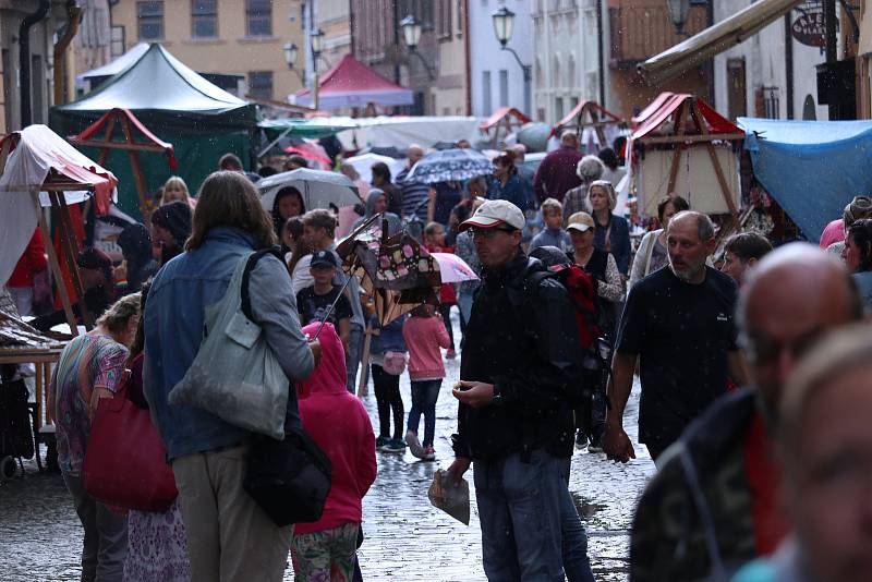 Oživené židovské město v Třebíči, to je tradiční letní kulturní akce. Uličky Zámostí o tomto víkendu plní návštěvníci, kteří si program moc užívají, i když občas přijde přeháňka. Foto: Deník/Karolína Jakubcová