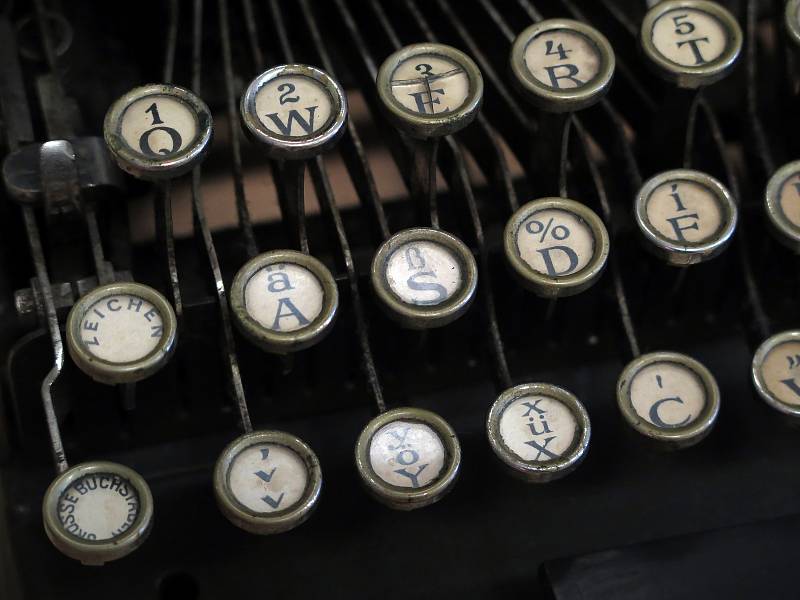 Z výstavy starožitných psacích strojů v třebíčské knihovně. Svou sbírku sem zapůjčil Eduard Hošek z Třebíče.