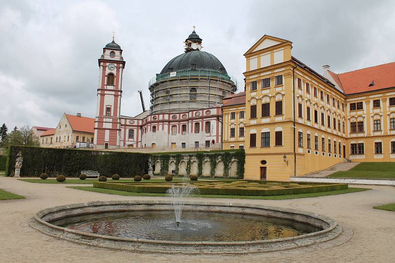 Snímání horní stříšky, takzvané lucerny, která je součástí střechy chrámu sv. Markéty v Jaroměřicích nad Rokytnou.