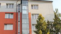 Nový výtah si užívají obyvatelé cihlového bytového domu v Družstevní ulici v Třebíči.