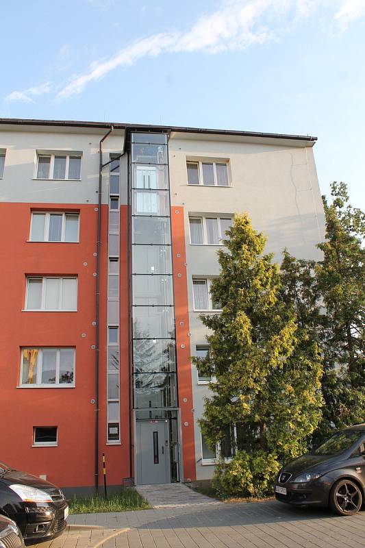 Nový výtah si užívají obyvatelé cihlového bytového domu v Družstevní ulici v Třebíči.