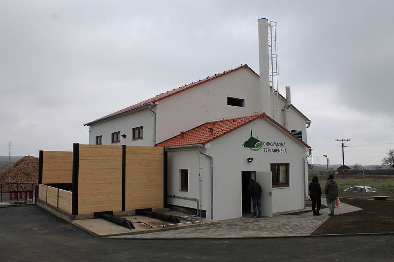 Pálenky a zabíjačka voněly na zámku v Dukovanech. Ve stejnou dobu Dukovanští slavnostně otevřeli novou teplárnu na biomasu.