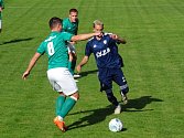 V sobotním souboji mezi fotbalisty domácího Ždírce nad Doubravou (v zelených dresech) a Novým Městem na Moravě (v modrém) lze jen těžko hledat favorita.