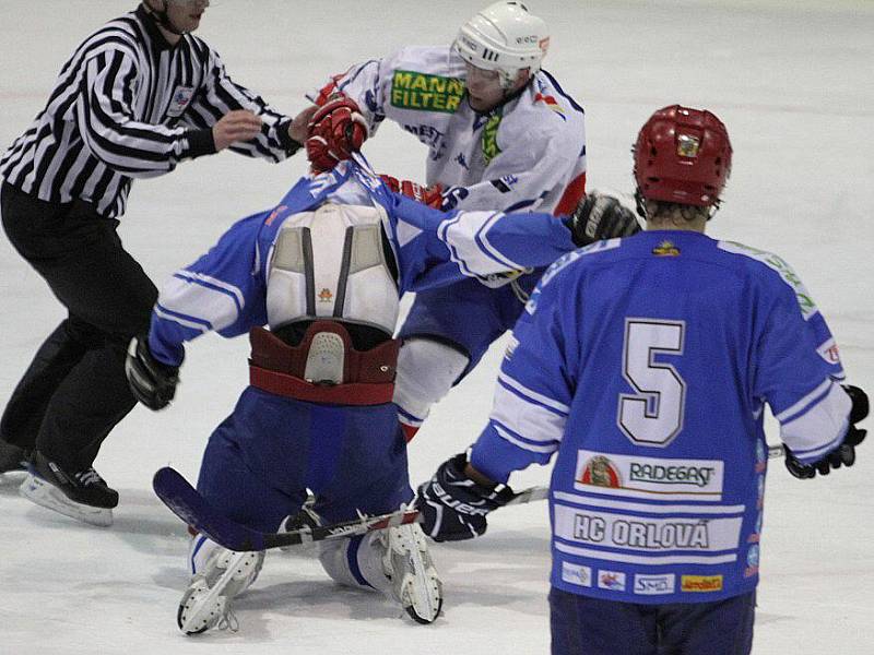 Ukázkovou bitku v utkání juniorské ligy s Orlovou předvedl třebíčský Radek Vysloužil (ve světlém), který zvítězil. 