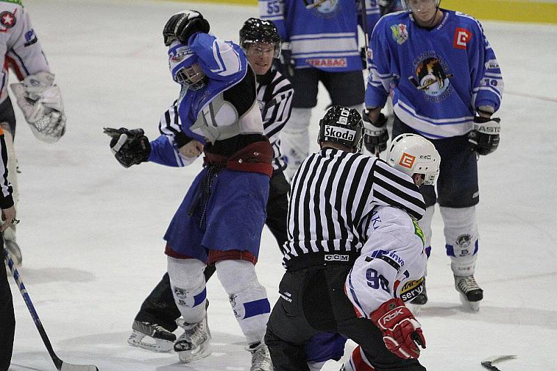 Ukázkovou bitku v utkání juniorské ligy s Orlovou předvedl třebíčský Radek Vysloužil (ve světlém), který zvítězil. 