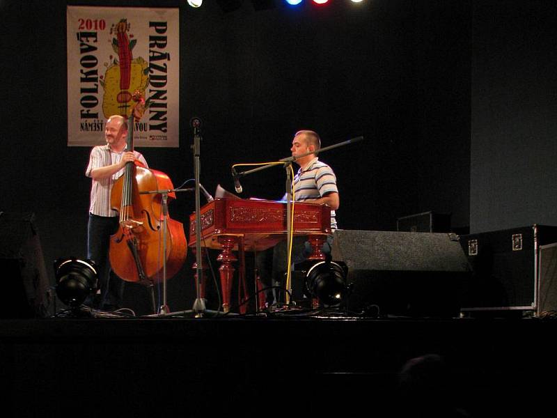 Třem ženám patřil pondělní koncert Folkových prázdnin. V Náměšti nad Oslavou vystoupila Žofie Kabelková, Zuzana Novak a Greet Garriau se skupinou Lupa Luna.