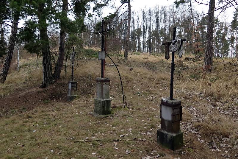 Tři kříže ve směru na Hodov prý podle pověsti upomínají na tragédii dvou bratrů a jedné krásné dívky.