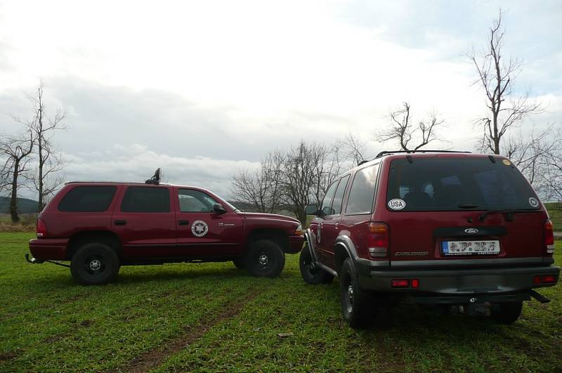 Ford Explorer versus Dodge Durango. Který vůz je lepší?