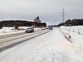 Sníh na silnicích Třebíčska.