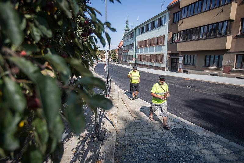 Finální práce na rekonstruované Bráfově třídě v Třebíči.