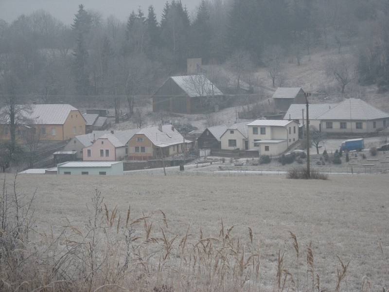 Jedinou obcí se sněhovou pokrývkou na Třebíčsku je zřejmě Radonín. Sníh tam napadl v noci ze soboty na neděli.