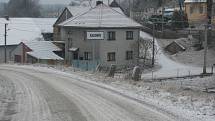 Jedinou obcí se sněhovou pokrývkou na Třebíčsku je zřejmě Radonín. Sníh tam napadl v noci ze soboty na neděli.