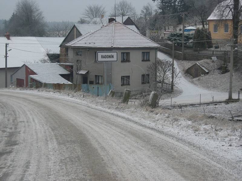 Jedinou obcí se sněhovou pokrývkou na Třebíčsku je zřejmě Radonín. Sníh tam napadl v noci ze soboty na neděli.