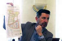 Starosta Pavel Pacal ukazuje plán výstavby rodinných a bytových domů v jižní části města.