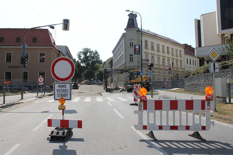 Na dva týdny je uzavírka Sokolské ulice v Třebíči. Tvoří se kvůli tomu kolony v centru města.