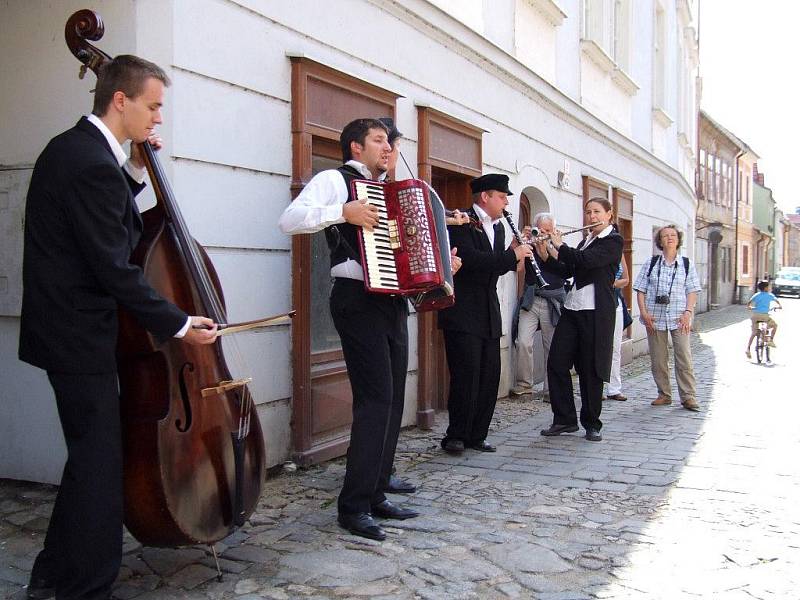 Poslední den festivalu zahájila skupina Létající rabín pouličním vystoupením.