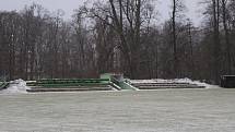 Momentálně to tak nevypadá, ale jarní část 1.A třídy by měli fotbalisté 1.FC Jemnicko odehrát před novou zastřešenou tribunou. Slavnostní křest nové stavby v červnu by potom v klubu rádi spojili i s oslavou návratu do krajského přeboru.