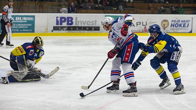 Ve druhém utkání čtvrtfinálové série hokejisté Třebíče (v bílých dresech) zdolali Přerov 3:1. Dukla bohužel ve Vsetíně opět padla.