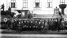 Zaměstnanci okříšského nádraží v roce 1930.