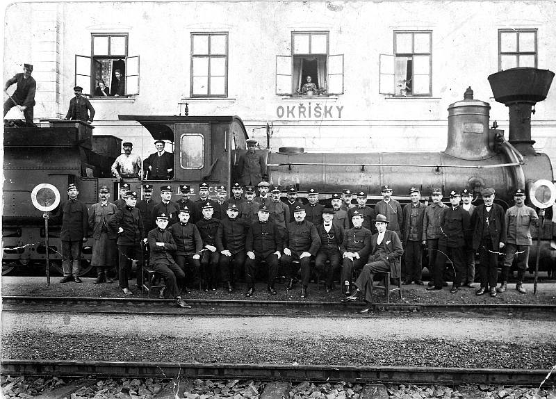 Zaměstnanci okříšského nádraží v roce 1930.