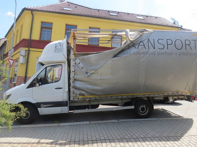 K řidičům, kteří se dokázali napasovat pod železniční viadukt u třebíčského nádraží, v pondělí odpoledne přibyl další.