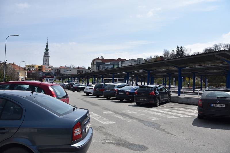 V letošním roce přibude také padesát parkovacích stání na autobusovém nádraží. Radnice upraví nevyužívané nástupiště na parkoviště, jehož výhodou bude poloha u centra města.