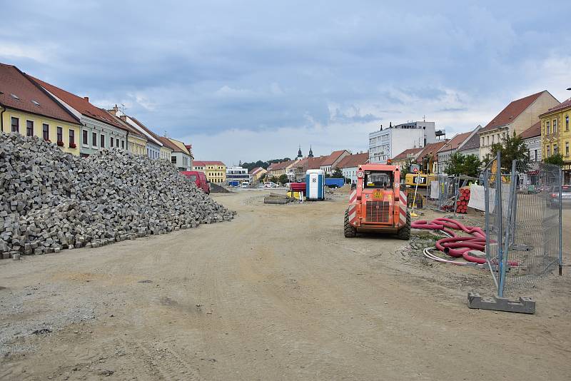 Revitalizace Karlova náměstí v Třebíči se přesunula na spodní stranu, na horní straně mezitím dláždí chodníky a cesty