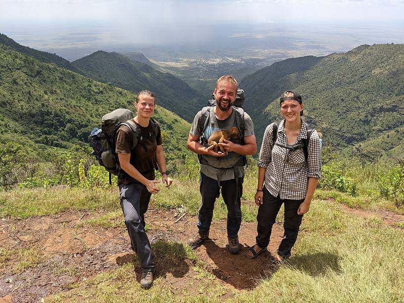 Josef Bryja se svými kolegyněmi při výstupu na horu Morot (asi 2600 m n. m.). 