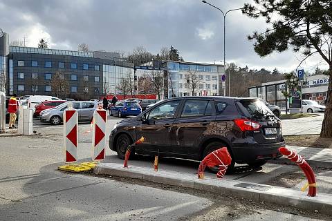 Mráz a sítě oddálily v Třebíči přidání závor k parkovištím na konec března