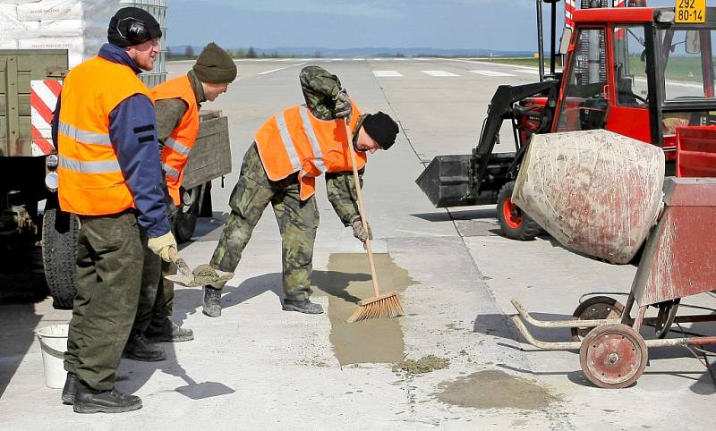 Vzletová a přistávací dráha letiště 22. základny vrtulníkového letectva v Náměšti nad Oslavou je tento týden mimo provoz. Důvodem je její plánovaná oprava.