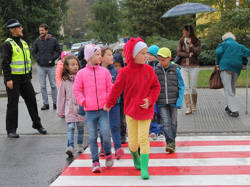 Prvňáci si vyzkoušeli správné přecházení silnice. A viděli srážku auta s Vendelínem Neopatrným.