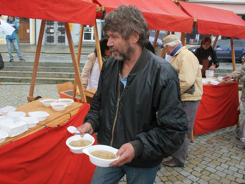 Bramborobraní propršelo, ale i tak se podávala bramborová polévka. Tu rozlévali radní a starosta.