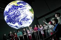 Chloubou Alternátoru je projekční koule, kterou vyvinuly agentury NOAA a NASA. V Evropě jich je jen třináct.