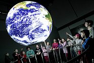 Chloubou Alternátoru je projekční koule, kterou vyvinuly agentury NOAA a NASA. V Evropě jich je jen třináct.