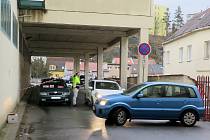 V Třebíči už nelze parkovat za Delvitou, auta se musejí otáčet v průjezdu.