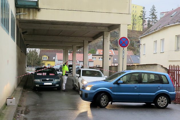 V Třebíči už nelze parkovat ani za Delvitou, lidé otáčejí auta v průjezdu