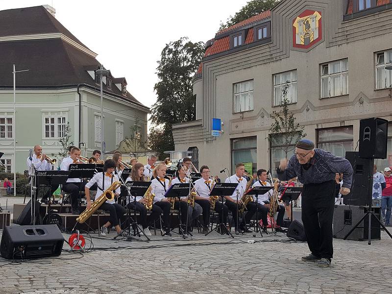 Opravené náměstí zaplavily v pátek večer davy lidí. Město uspořádalo slavnostní předání.