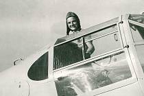 Vždy usměvavá Marie Kopečková u svého letadla
