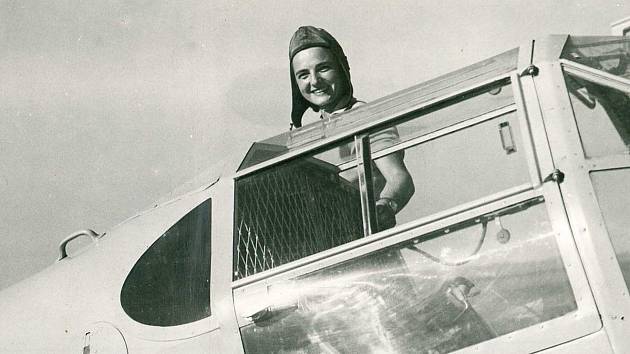 Vždy usměvavá Marie Kopečková u svého letadla