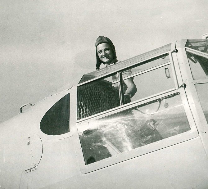 Vždy usměvavá Marie Kopečková u svého letadla.