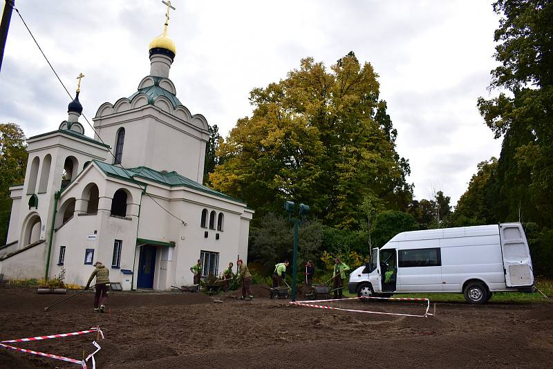 Plochu u pravoslavného kostela nyní pokrývá vrstva hlíny. Od listopadu by zde ale měly růst stromy a posléze vyrašit tráva a květiny.